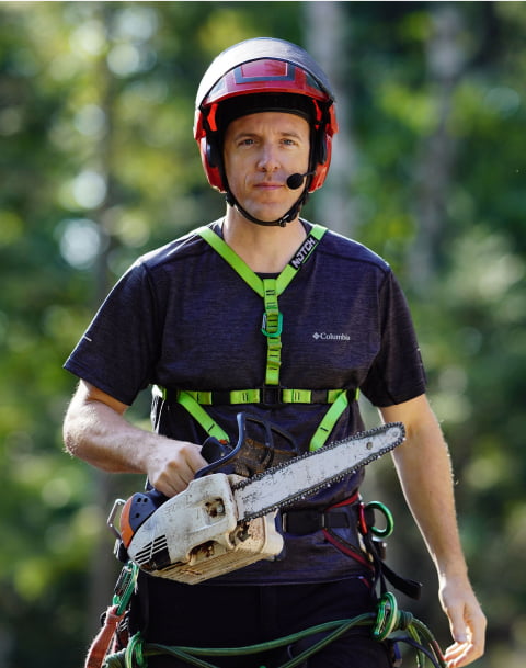 Arboriste tenant une scie a chaine.