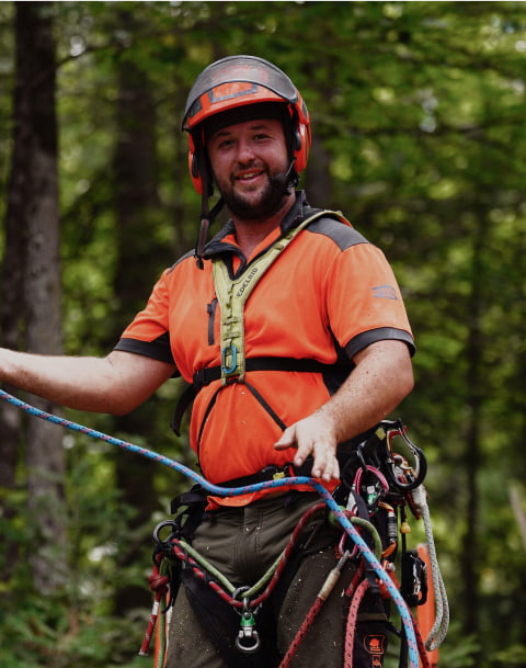 Arboriste tenant une corde.